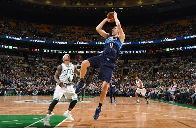 他在接发球 他在接发球